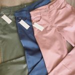 High rise, 5 pocket coloured jeans with zip. Olive, pink, stone. Sizes 32 to 42. Surcharge for 44, 46.
