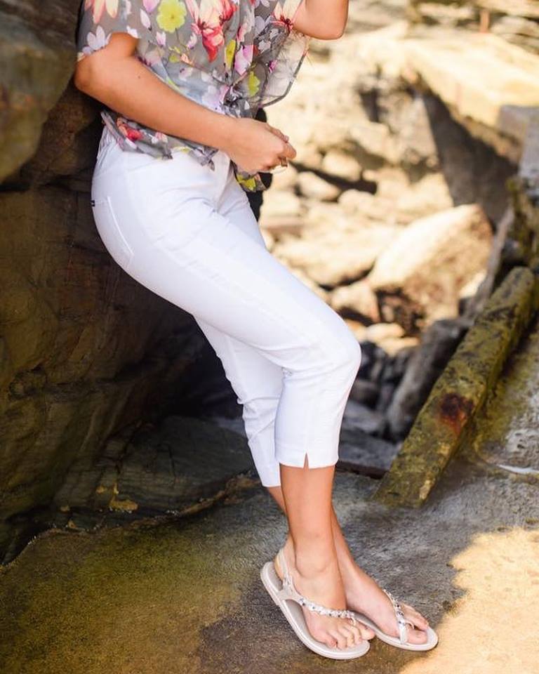 barrington capri 5 pocket High rise, L-pocket, zip and side elastic capri. Indigo, Medium Blue, White. Size 32 to 42. Surcharge 44, 46.
