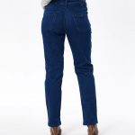 High rise, L-pocket, zip and side elastic. Indigo, Medium Blue, Light Blue, Medium Blue and Black. Size: 32 - 42. Surcharge 44, 46. 