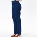 High rise, L-pocket, zip and side elastic. Indigo, Medium Blue, Light Blue, Medium Blue and Black. Size: 32 - 42. Surcharge 44, 46. 